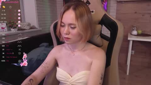 Snapshot of lucy_mirror chatting on 17, 9, 2025 Lucy online show from 17, 9, 2025