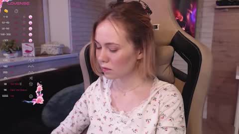 Snapshot of lucy_mirror chatting on 9, 10, 2025 Lucy online show from 9, 10, 2025