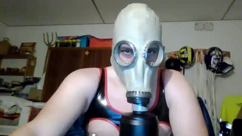 Snapshot of luis2423 chatting on 3, 3, 2025 A slave to the mistress.. un esclavo para las amas dominantes. online show from 3, 3, 2025