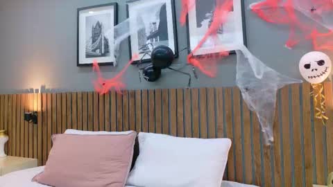 Snapshot of luna_roja25 chatting on 22, 10, 2025 LUNA online show from 22, 10, 2025