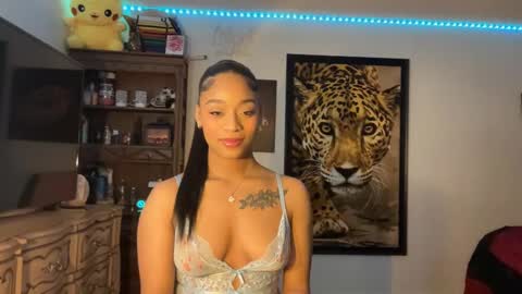 lunaa_11 online show from 4, 1, 2025