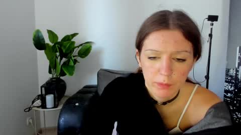 lunaa_x44 online show from 12, 7, 2026