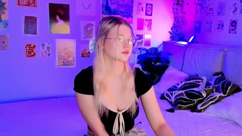 lunariafox online show from 9, 4, 2026