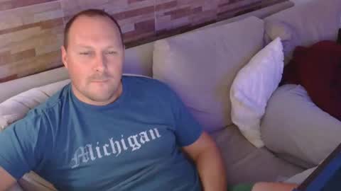 Snapshot of lustonfan chatting on 17, 4, 2026 lustonfan online show from 17, 4, 2026