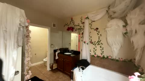 luvvlee online show from 4, 3, 2026