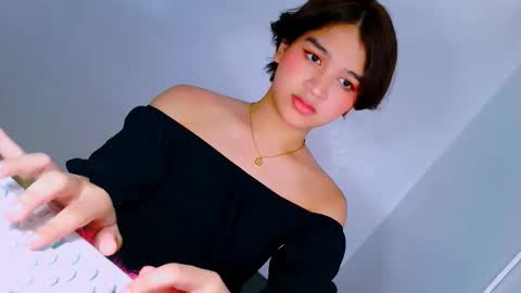 queen lux online show from 3, 12, 2025