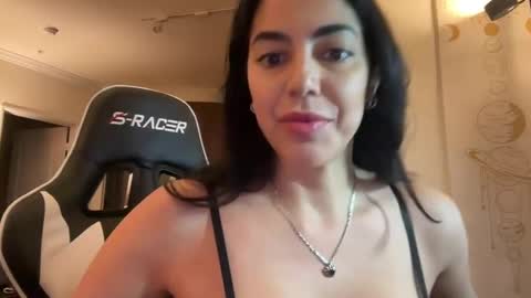 Snapshot of luxcher22 chatting on 5, 3, 2025 luxcher22 online show from 5, 3, 2025