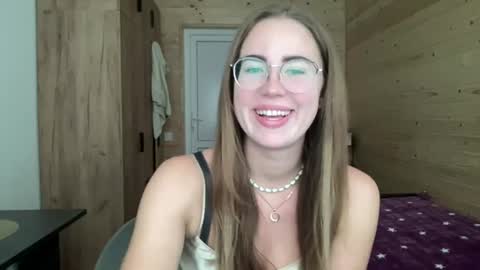 Snapshot of luxie_queen chatting on 19, 6, 2026 Katie online show from 19, 6, 2026