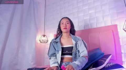 Lyhana Lee online show from 4, 3, 2025