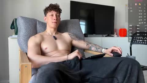 Snapshot of lyon_power_ chatting on 2, 6, 2026 Dani online show from 2, 6, 2026