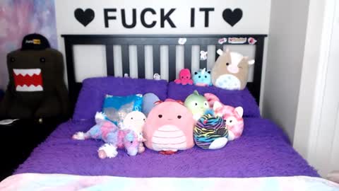 Mackenzie Wolfe online show from 26, 10, 2025