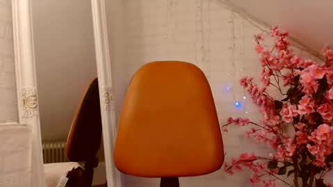 Leena online show from 2, 3, 2025