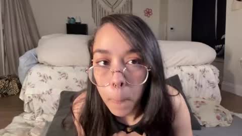 Mae Mariposa  online show from 18, 6, 2026