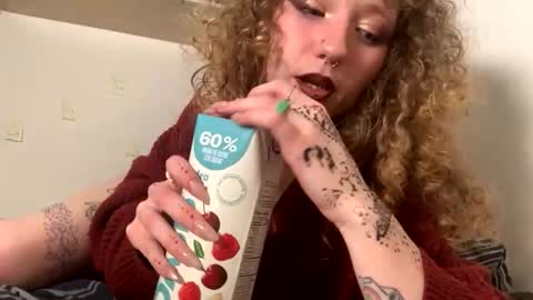 Snapshot of maevebabexo chatting on 21, 12, 2025 maevebabexo online show from 21, 12, 2025