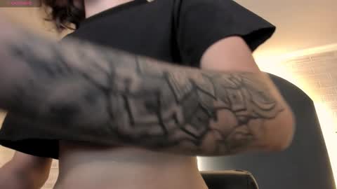 Snapshot of maiacollins chatting on 17, 12, 2025 Maia online show from 17, 12, 2025