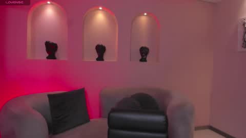 Snapshot of maiacollins chatting on 20, 12, 2025 Maia online show from 20, 12, 2025