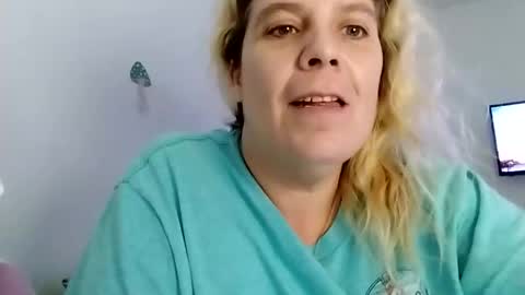 mindy22 online show from 6, 1, 2025