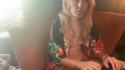 Snapshot of margolane chatting on 27, 10, 2025 Elle online show from 27, 10, 2025