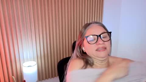 Snapshot of marianl0ve chatting on 8, 11, 2025 Marian Love online show from 8, 11, 2025