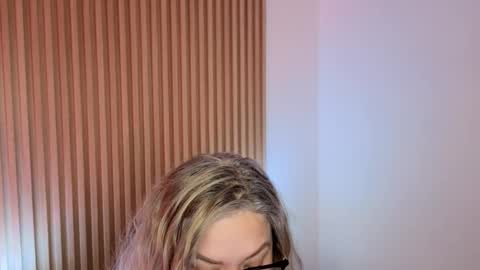 Snapshot of marianl0ve chatting on 20, 11, 2025 Marian Love online show from 20, 11, 2025