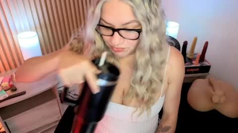 Snapshot of marianl0ve chatting on 13, 4, 2026 Marian Love online show from 13, 4, 2026