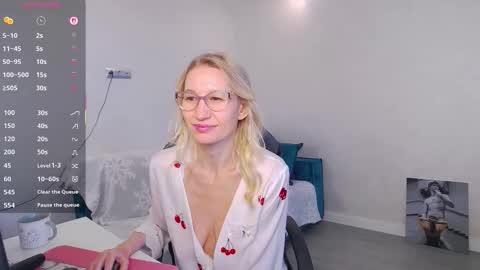 Snapshot of marysantamonika chatting on 1, 10, 2025 Mary online show from 1, 10, 2025