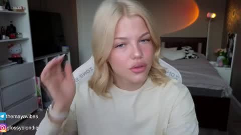 Snapshot of maya_blonde18 chatting on 19, 4, 2026 Maya online show from 19, 4, 2026