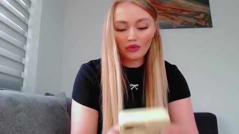 Snapshot of melani_a chatting on 9, 5, 2026 Melania online show from 9, 5, 2026