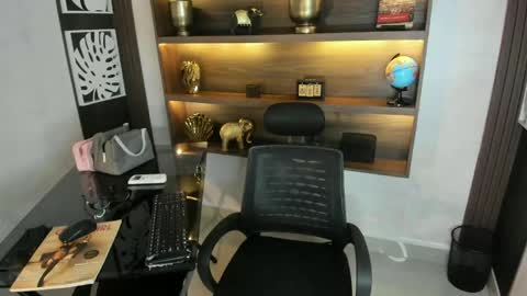 Melanie Roux online show from 10, 4, 2026