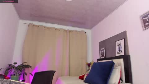 melaniie_roussel online show from 25, 1, 2025