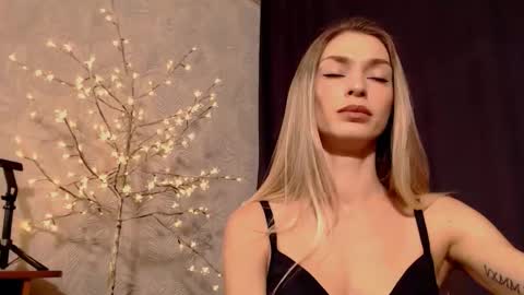 mell_chik online show from 4, 12, 2025