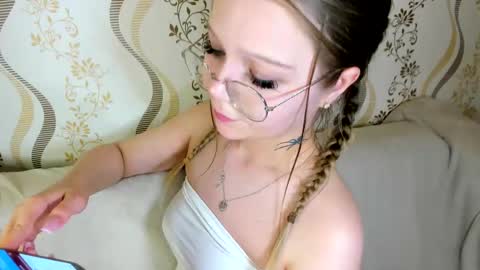 MelMooon online show from 9, 9, 2025