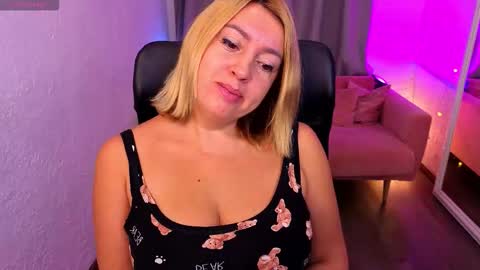 Snapshot of mia_bloomie chatting on 5, 10, 2025 Mia online show from 5, 10, 2025