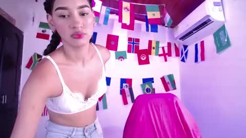Snapshot of mia_cute_girl chatting on 4, 7, 2026 mia_cute_girl online show from 4, 7, 2026