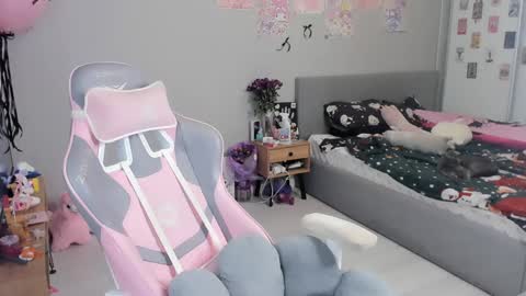 MIA HELP ME REACH 100 LIKES online show from 22, 1, 2025