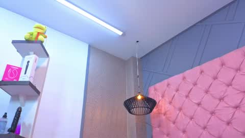 Mia online show from 7, 4, 2026