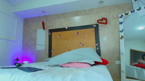 MIALOPEZ      .     Y      .      online show from 15, 4, 2026