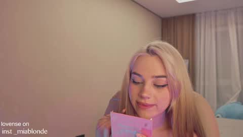 mia_milagros online show from 29, 12, 2024
