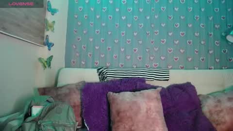 Snapshot of mia_petitebaby chatting on 31, 10, 2025 Ma online show from 31, 10, 2025