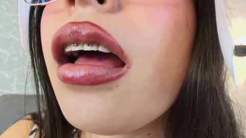 Mia Roux online show from 2, 1, 2025