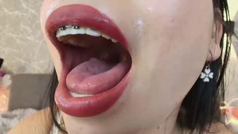 Mia Roux online show from 23, 2, 2025