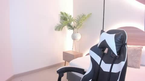 Snapshot of mia_slora chatting on 4, 6, 2026 M I A online show from 4, 6, 2026