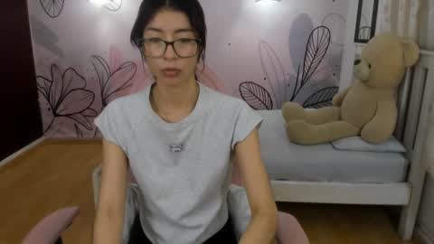 Mia Vanucci online show from 2, 2, 2025