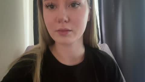 Snapshot of mia_wellis chatting on 9, 8, 2026 mia_wellis online show from 9, 8, 2026