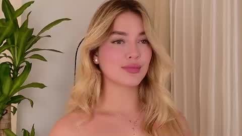 Snapshot of mia_white11 chatting on 9, 7, 2026 Mia White online show from 9, 7, 2026