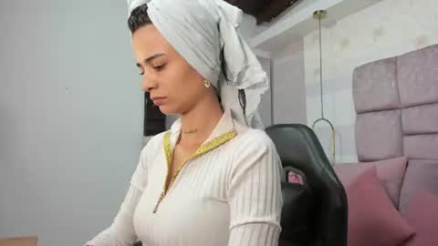 Snapshot of miaa_diamondd1 chatting on 22, 6, 2026 Mia online show from 22, 6, 2026