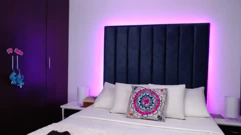 miaandnaty1 online show from 31, 12, 2024