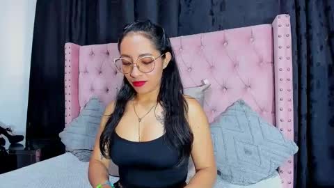 Snapshot of miadivinehyh chatting on 19, 5, 2026 miadivinehyh online show from 19, 5, 2026