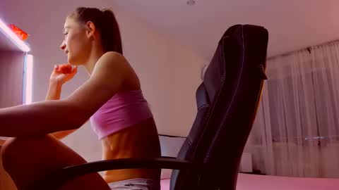 Mia online show from 4, 12, 2025