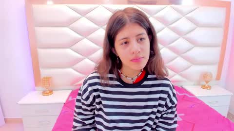 Snapshot of miaqueen021 chatting on 4, 3, 2025 Sweetie Mia online show from 4, 3, 2025